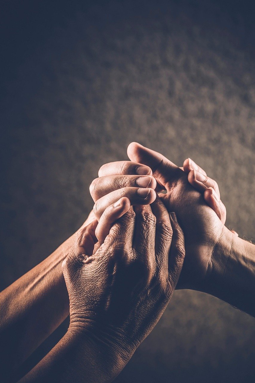 holding-hands-8288239_1280